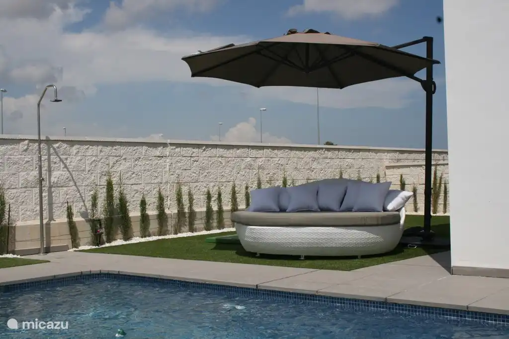 Schöne große Lounge am Pool Bett.