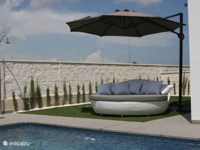 Location de Vacances Espagne, Costa Blanca, Ciudad Quesada, villa - Villa Entre Lagos Beau grand lit de salon au bord de la piscine.