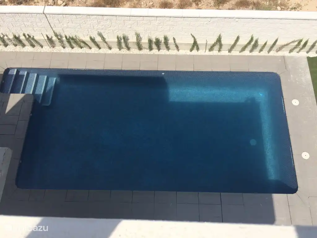 Der große Pool von 32 m2 (4x8mtr) fängt am Morgen die ersten Sonnenstrahlen auf.