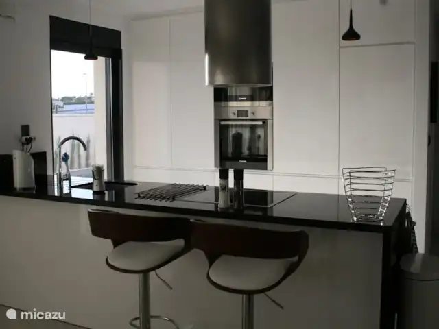Location de Vacances Espagne, Costa Blanca, Ciudad Quesada, villa - Villa Entre Lagos Cuisine ouverte luxueuse avec toutes les commodités et confortable avec tabourets de bar.