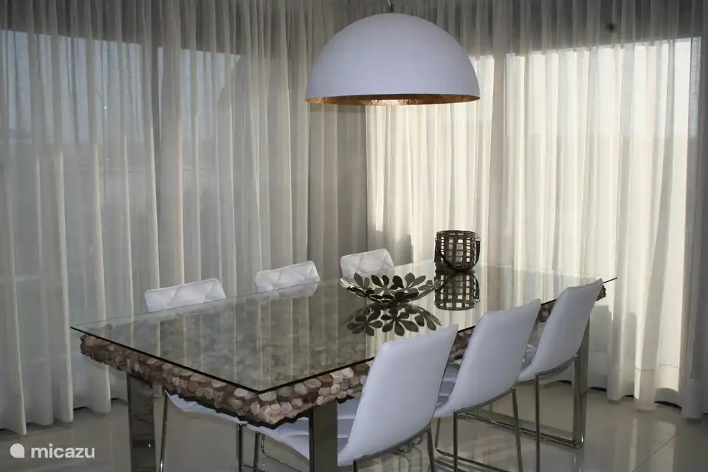 Große 6-Sitzer Esstisch.