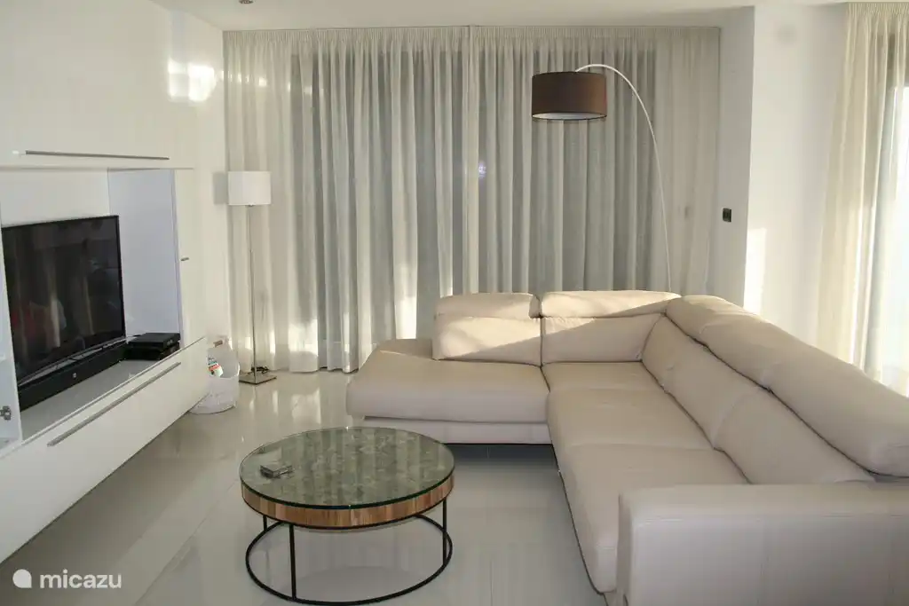 Geräumiges Wohnzimmer mit 48 "Curved TV mit Satellitenempfang.