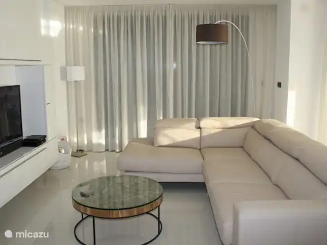 Location de Vacances Espagne, Costa Blanca, Ciudad Quesada, villa - Villa Entre Lagos Salon spacieux avec TV incurvée 48 avec réception satellite.