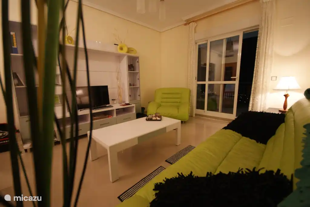 Séjour avec accès au balcon/terrasse.