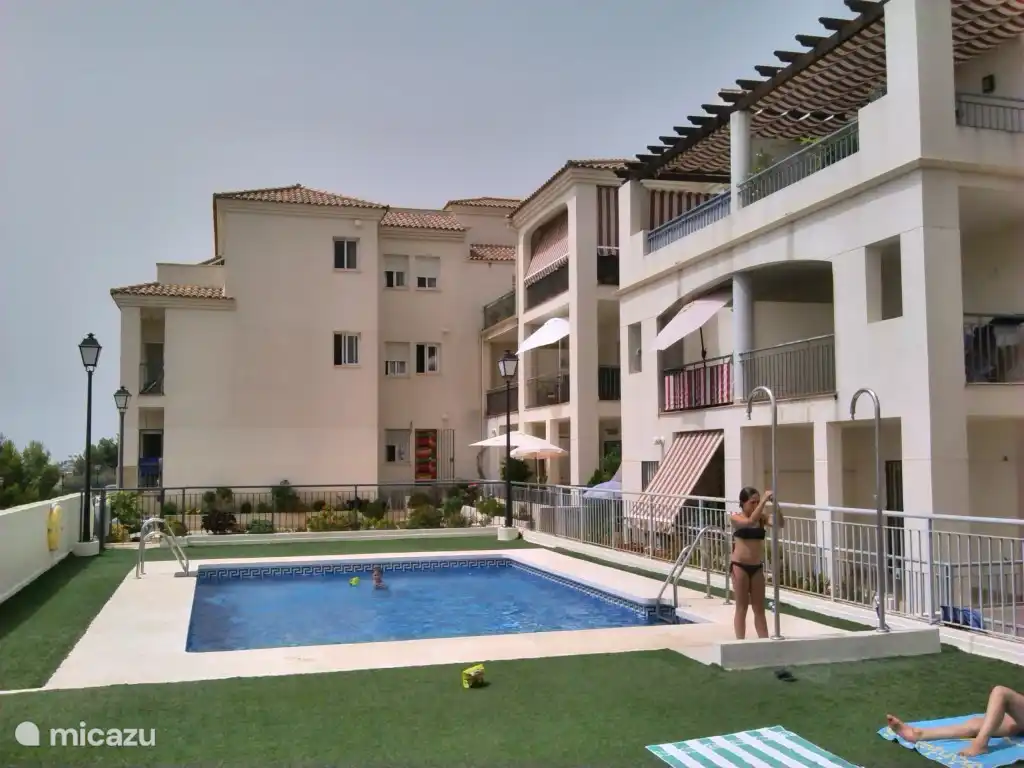 Petit complexe d'appartements avec piscine commune au rez-de-chaussée pouvant être utilisée.