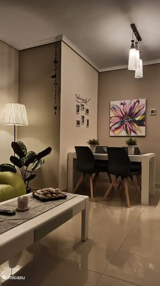 Couleurs chaudes dans le salon.