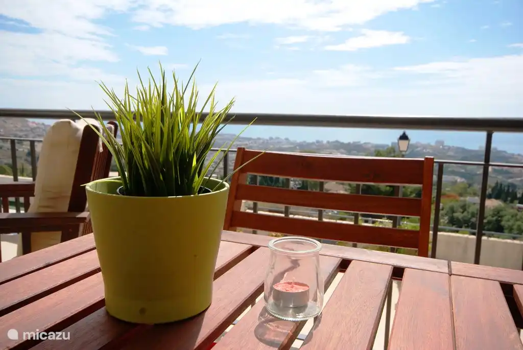 Délicieux petit-déjeuner avec vue sur Benalmadena et la mer Méditerranée