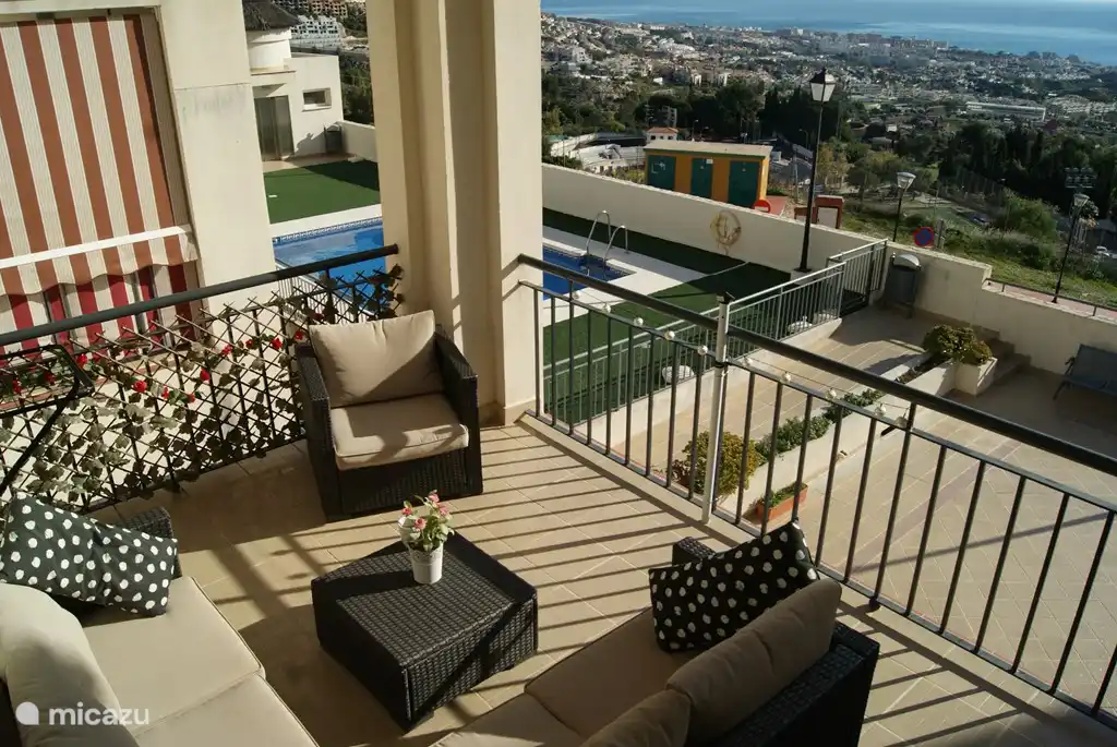 Vue sur la piscine depuis le balcon