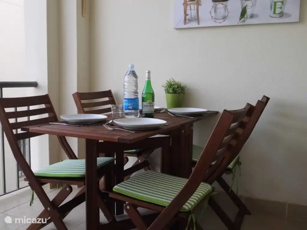 En plus du coin salon, il y a aussi de la place pour prendre le petit déjeuner et manger sur la terrasse.