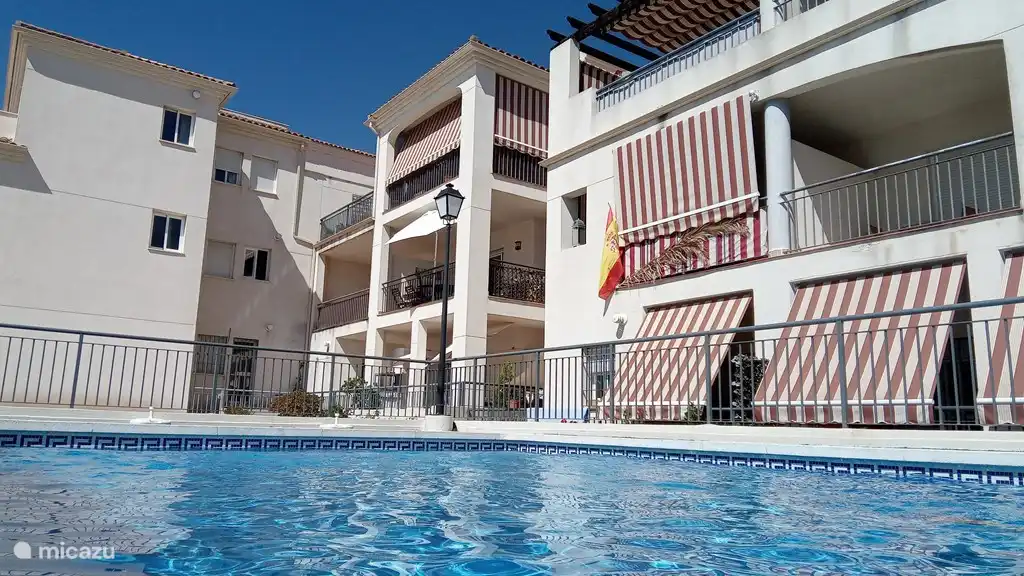 Piscine avec Casa JoCa en arrière-plan