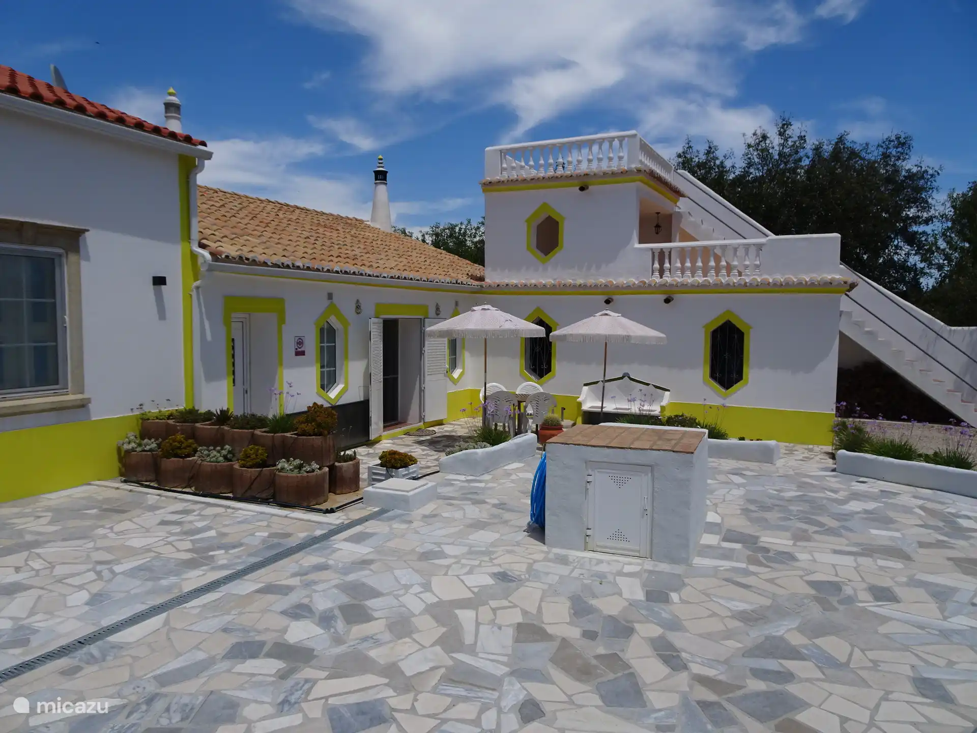 Under this terrace is the Cisterna of 120 cubic meters to collect rainwater