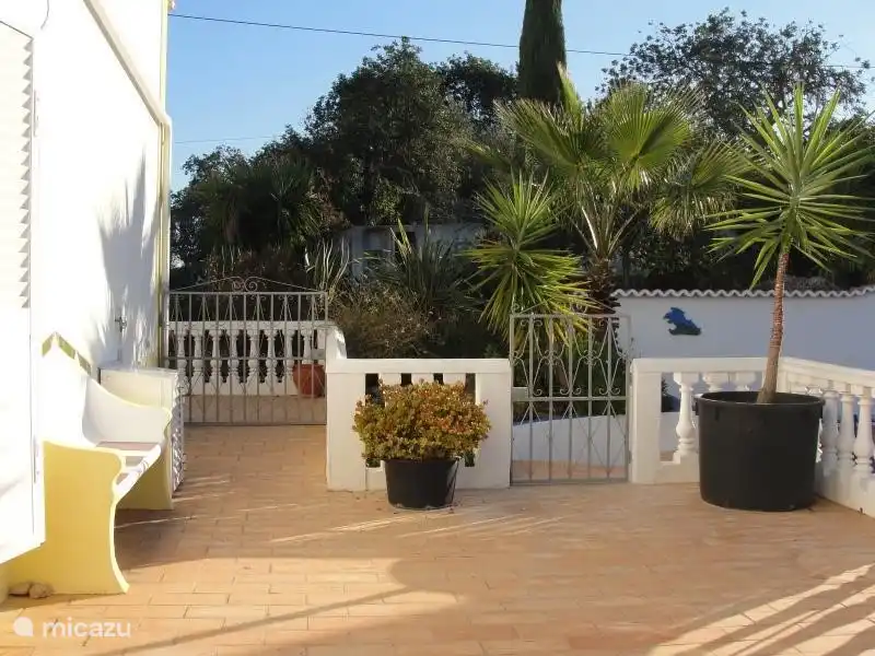 The terraces to the pool and the parking lot can be completely closed off by means of gates with a lock.