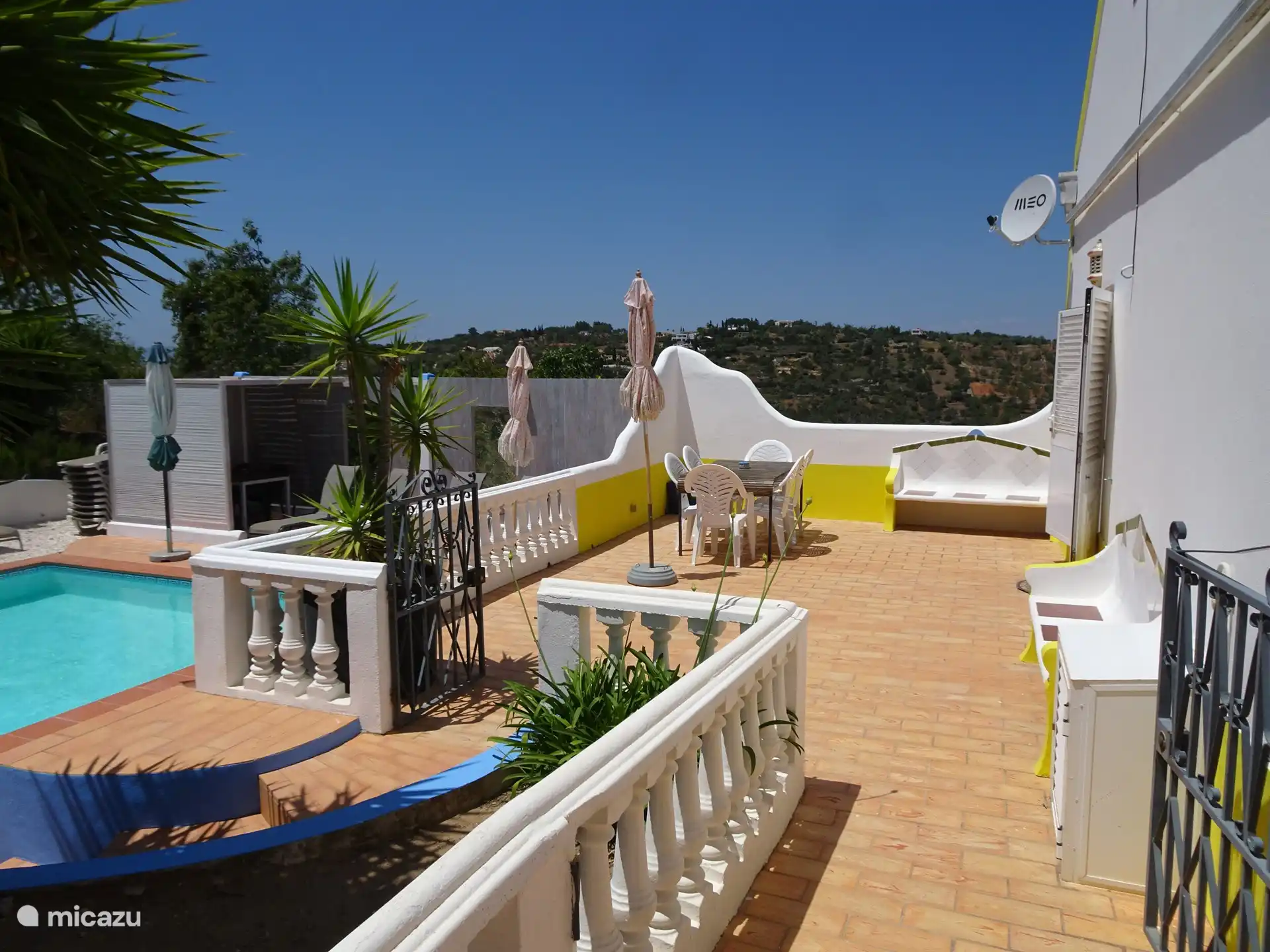 The spacious terrace next to the Quinta