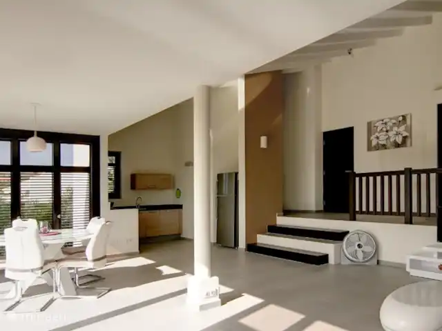 Location de Vacances Curaçao, Curaçao-Centre, Blue Bay, villa - Blue Bay Paradise Séjour spacieux avec une cuisine ouverte. Depuis le canapé où vous êtes assis, vous avez également un contact avec la personne qui se trouve dans la cuisine.