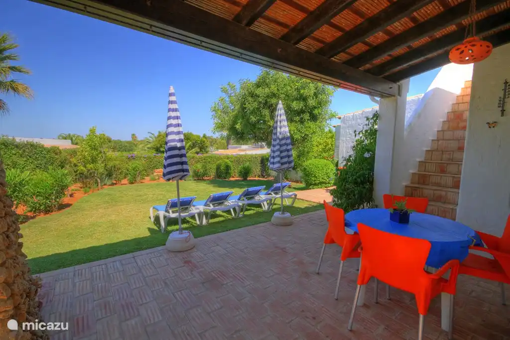 From the partly covered terrace you can see the beautiful sunset. The spacious terraces always offer sun or shade. (and wind shade) ..