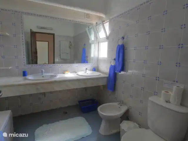 Os Quatros, Quinta do Paraíso | Portugal, Algarve, Carvoeiro - villa Salle de bain 2 avec baignoire, douche, lavabos et bidet.