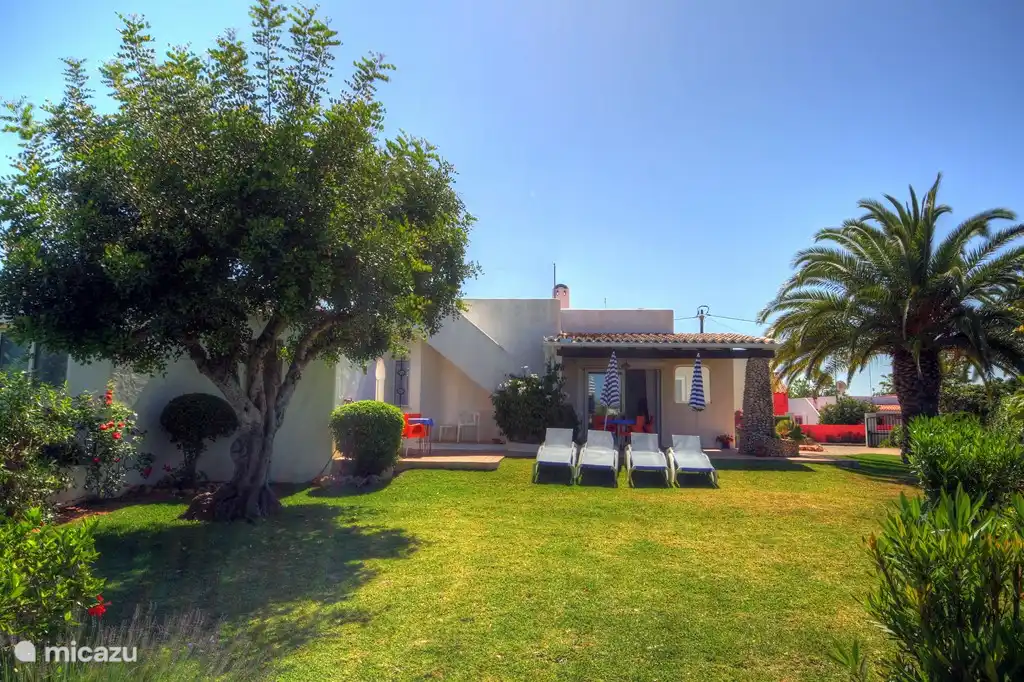 The backyard has always sun (SW facing) leads from the terrace a beautiful view of the sunset. From the roof you can see the sea. Since it is situated on a hilltop, there is often a refreshing breeze.