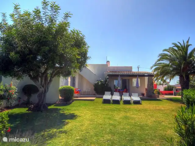 Os Quatros, Quinta do Paraíso | Portugal, Algarve, Carvoeiro - villa La cour arrière est toujours ensoleillée (située SO) et donne une belle vue sur le coucher de soleil depuis la terrasse. La mer peut être vue depuis la terrasse sur le toit. Comme il est situé au sommet d'une colline, il y a souvent une brise rafraîchissante.