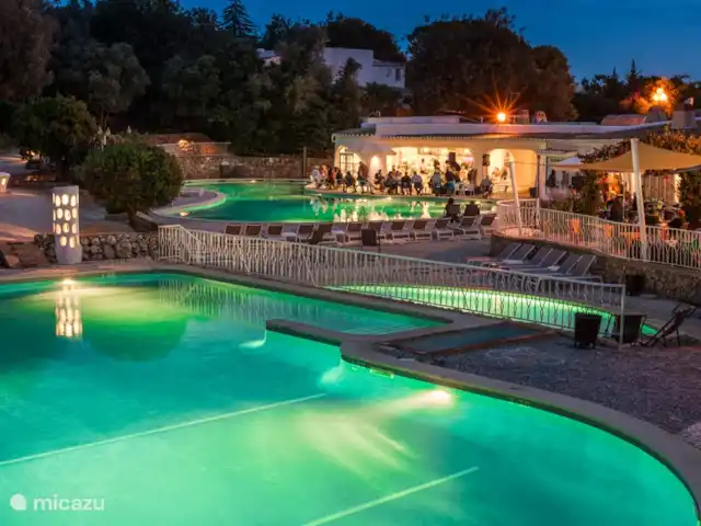 Os Quatros, Quinta do Paraíso | Portugal, Algarve, Carvoeiro - villa Le bar de nuit, rénové en 2016. Souvent très confortable et rarement entendu de l'intérieur de la maison.