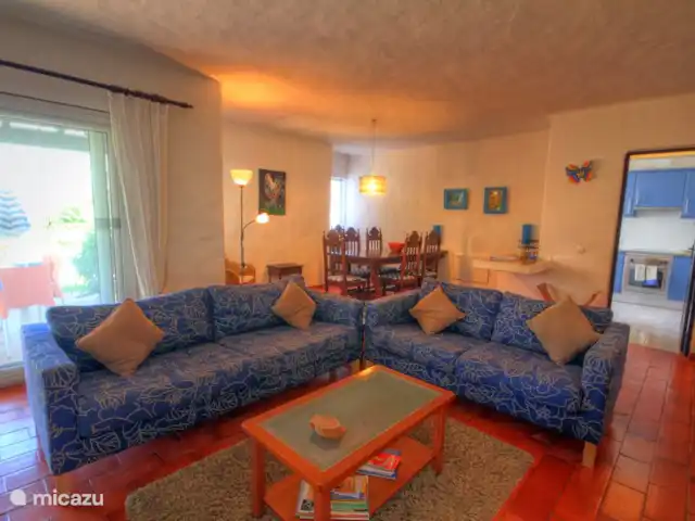 Os Quatros, Quinta do Paraíso | Portugal, Algarve, Carvoeiro - villa Le salon spacieux avec TV satellite, cheminée à circulation, salle à manger et canapés confortables.