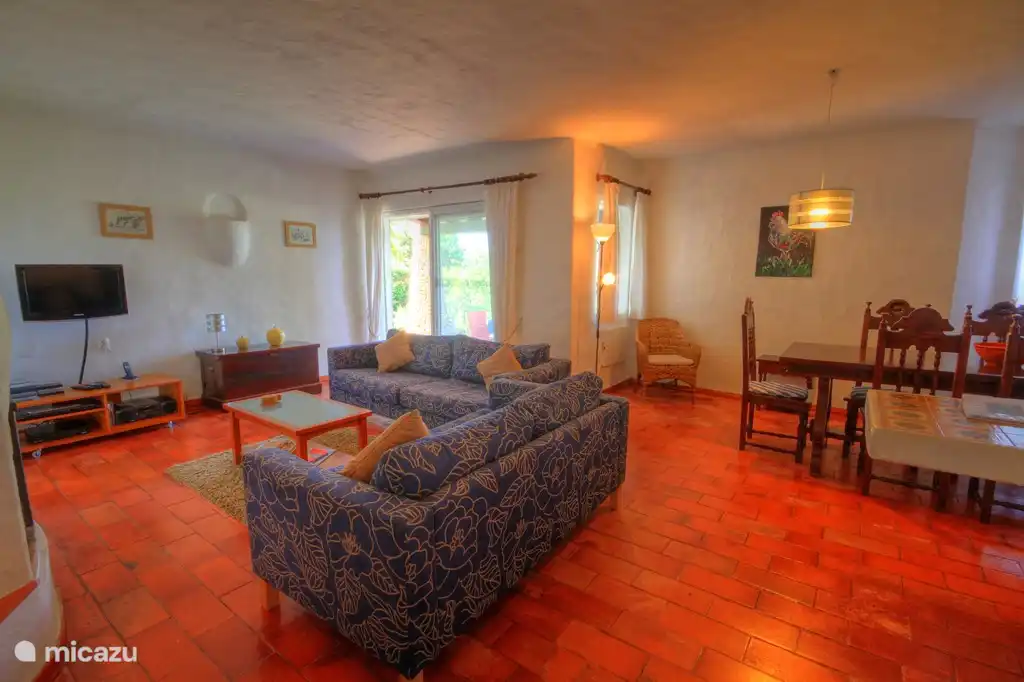 Wifi, DVD, TV, Fireplace, heating.