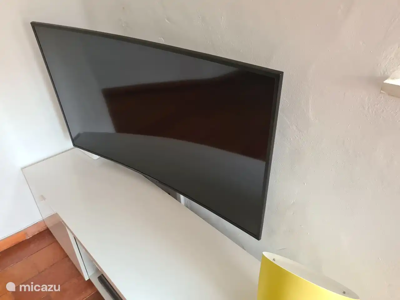 Groot curved flatscreen smartTV met Sat tv en  netflix in het menu