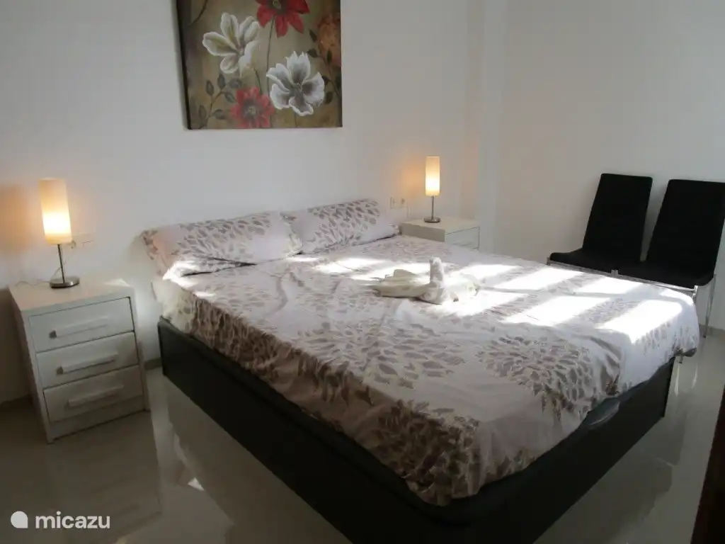 Relájese en una de las dos frescas habitaciones con una cómoda cama.