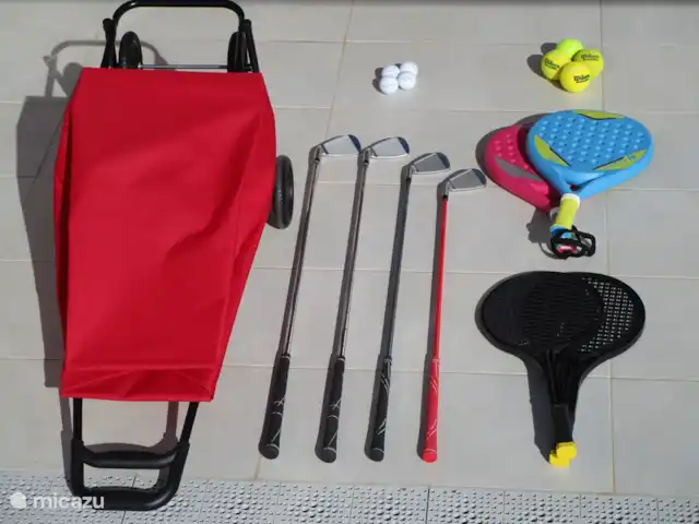 Apartamento de lujo, Torrevieja, Varudi en España, Costa Blanca, Torrevieja - apartamento Golpea una pelota en el campo de pádel o minigolf con estos accesorios.