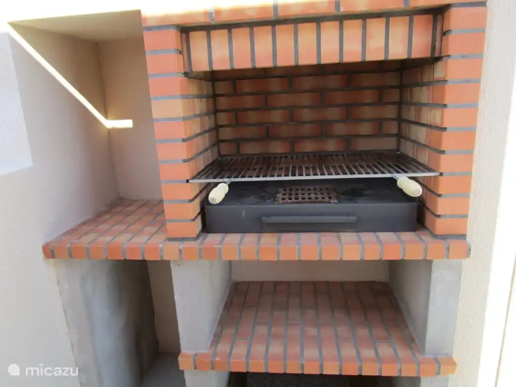 Prepare su deliciosa comida en esta barbacoa al aire libre en la azotea privada.