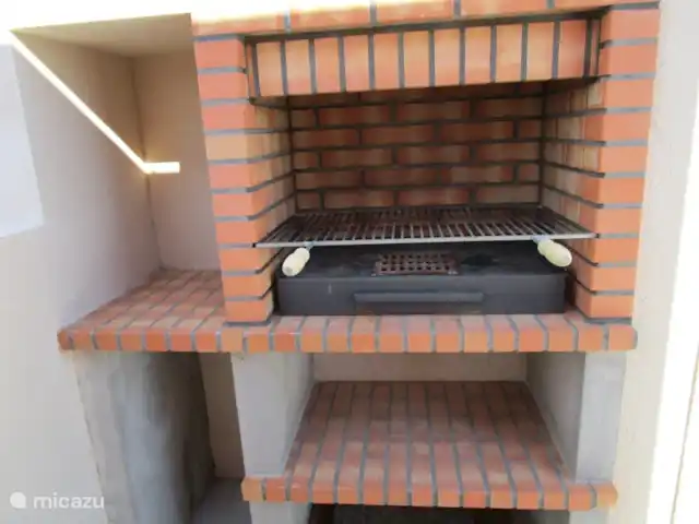 Apartamento de lujo, Torrevieja, Varudi en España, Costa Blanca, Torrevieja - apartamento Prepare su deliciosa comida en esta barbacoa al aire libre en la azotea privada.