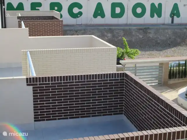 Apartamento de lujo, Torrevieja, Varudi en España, Costa Blanca, Torrevieja - apartamento A una distancia de solo 100 metros del apartamento hay un pequeño centro comercial con un gran supermercado, una panadería belga fresca, una cafetería con terraza al aire libre, Manper y algunas tiendas minoristas.