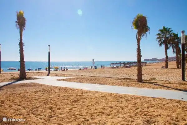 La impresionante playa de La Mata está a sólo 1,5 kilómetros en línea recta de su lugar de vacaciones.