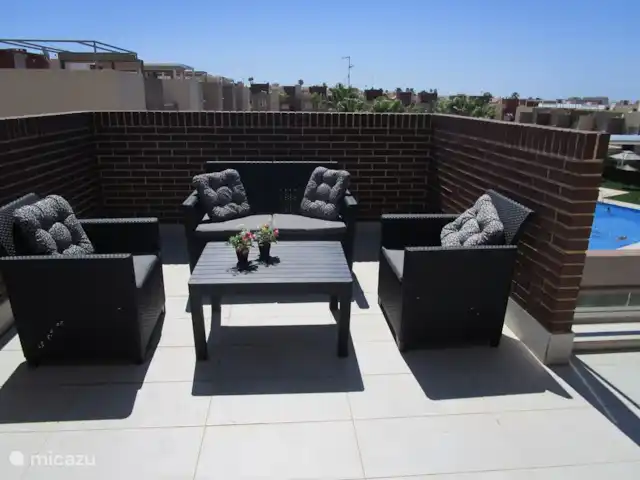 Apartamento de lujo, Torrevieja, Varudi en España, Costa Blanca, Torrevieja - apartamento Vea aquí el nuevo juego de salón con una hermosa vista de la piscina bien mantenida diariamente y la zona verde que la acompaña.