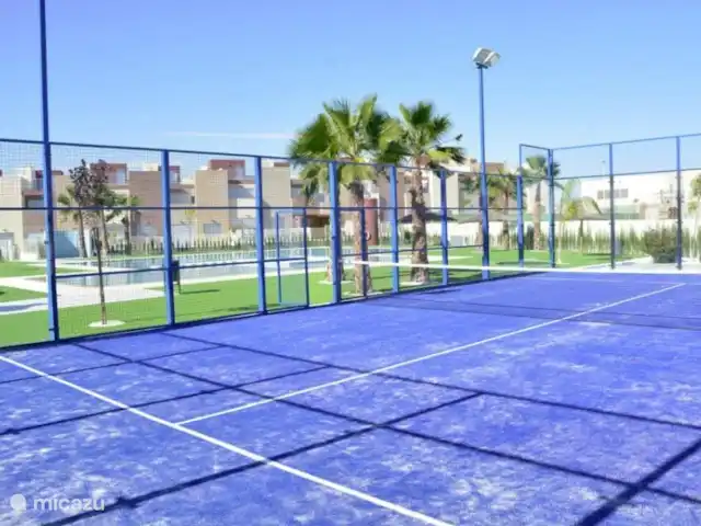 Apartamento de lujo, Torrevieja, Varudi en España, Costa Blanca, Torrevieja - apartamento Golpea una pelota en esta pista de pádel.