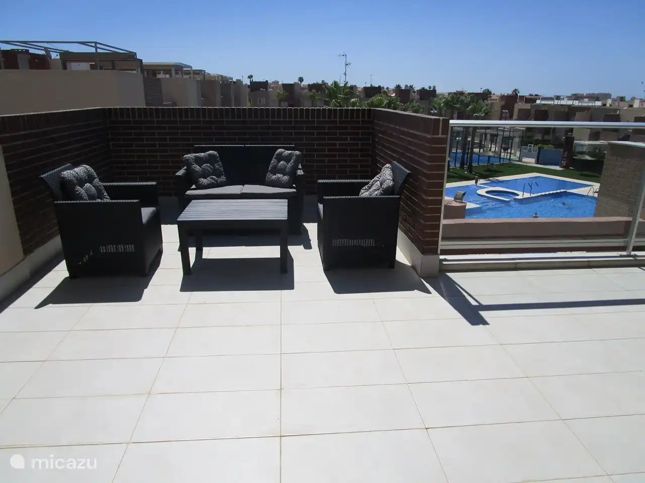 Desde la azotea se tiene una hermosa vista de la piscina comunitaria y de la residencia.