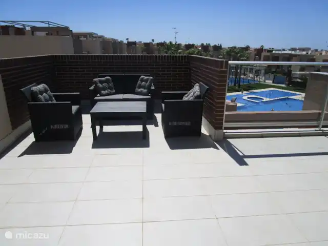 Apartamento de lujo, Torrevieja, Varudi en España, Costa Blanca, Torrevieja - apartamento Desde la azotea se tiene una hermosa vista de la piscina comunitaria y de la residencia.