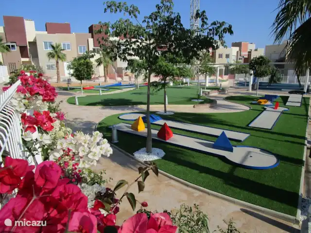 Apartamento de lujo, Torrevieja, Varudi en España, Costa Blanca, Torrevieja - apartamento Demuestra tu talento para el golf en este nuevo campo de minigolf.