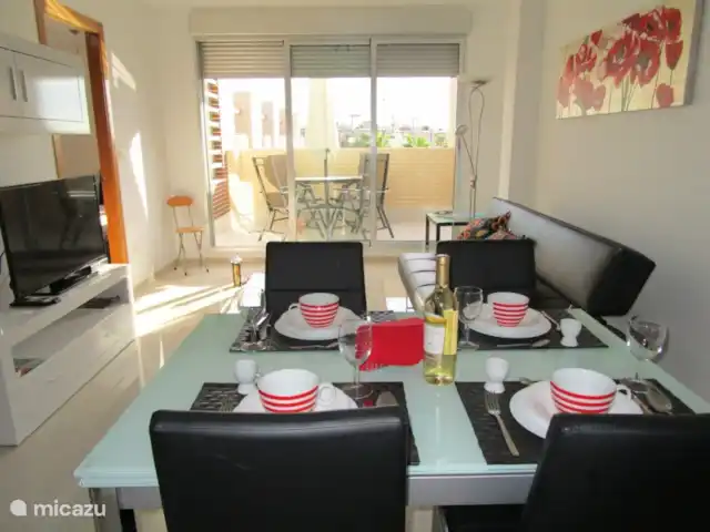 Apartamento de lujo, Torrevieja, Varudi en España, Costa Blanca, Torrevieja - apartamento Así es el nuevo salón espacioso con balcón. El apartamento dispone de WiFi gratis, TV NL y aire acondicionado frío/calor.
El balcón es un lugar maravilloso para desayunar. El sol español brilla aquí desde el amanecer hasta el mediodía.