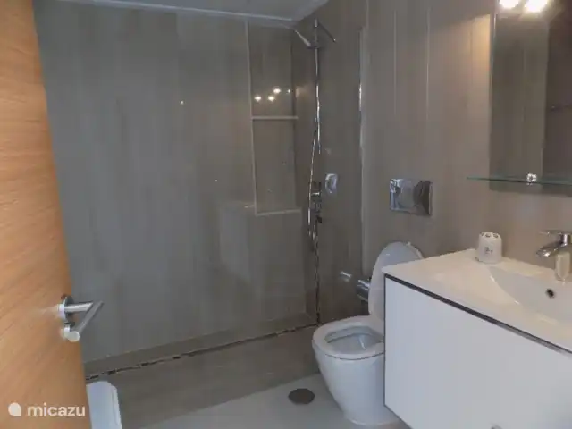 Apartamento de lujo, Torrevieja, Varudi en España, Costa Blanca, Torrevieja - apartamento Uno de los dos baños equipado con todo lo necesario.