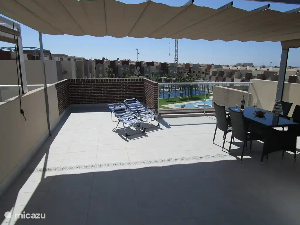 Recientemente, se han colocado 2 nuevas tumbonas (que aún no se muestran en la foto) en esta gran terraza privada en la azotea. ¡La vista desde aquí es muy hermosa! El lugar ideal para tomar el sol o relajarse a la sombra bajo la gran pérgola. Después de tomar el sol, puede darse una agradable ducha refrescante en esta azotea.