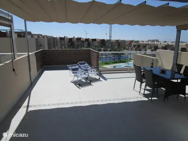 Apartamento de lujo, Torrevieja, Varudi en España, Costa Blanca, Torrevieja - apartamento Recientemente, se han colocado 2 nuevas tumbonas (que aún no se muestran en la foto) en esta gran terraza privada en la azotea. ¡La vista desde aquí es muy hermosa! El lugar ideal para tomar el sol o relajarse a la sombra bajo la gran pérgola. Después de tomar el sol, puede darse una agradable ducha refrescante en esta azotea.