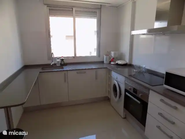 Apartamento de lujo, Torrevieja, Varudi en España, Costa Blanca, Torrevieja - apartamento La cocina recién instalada está equipada con todo lo necesario. Tienes acceso a: lavavajillas, vitrocerámica, microondas, horno, sandwichera, tostadora y mucho más. La cocina también está equipada con una lavadora para lavar la ropa.