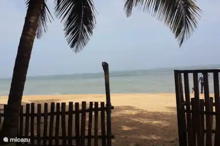 Vacation rental Ghana – holiday house Ayikoo Beach House beach on your doorstep