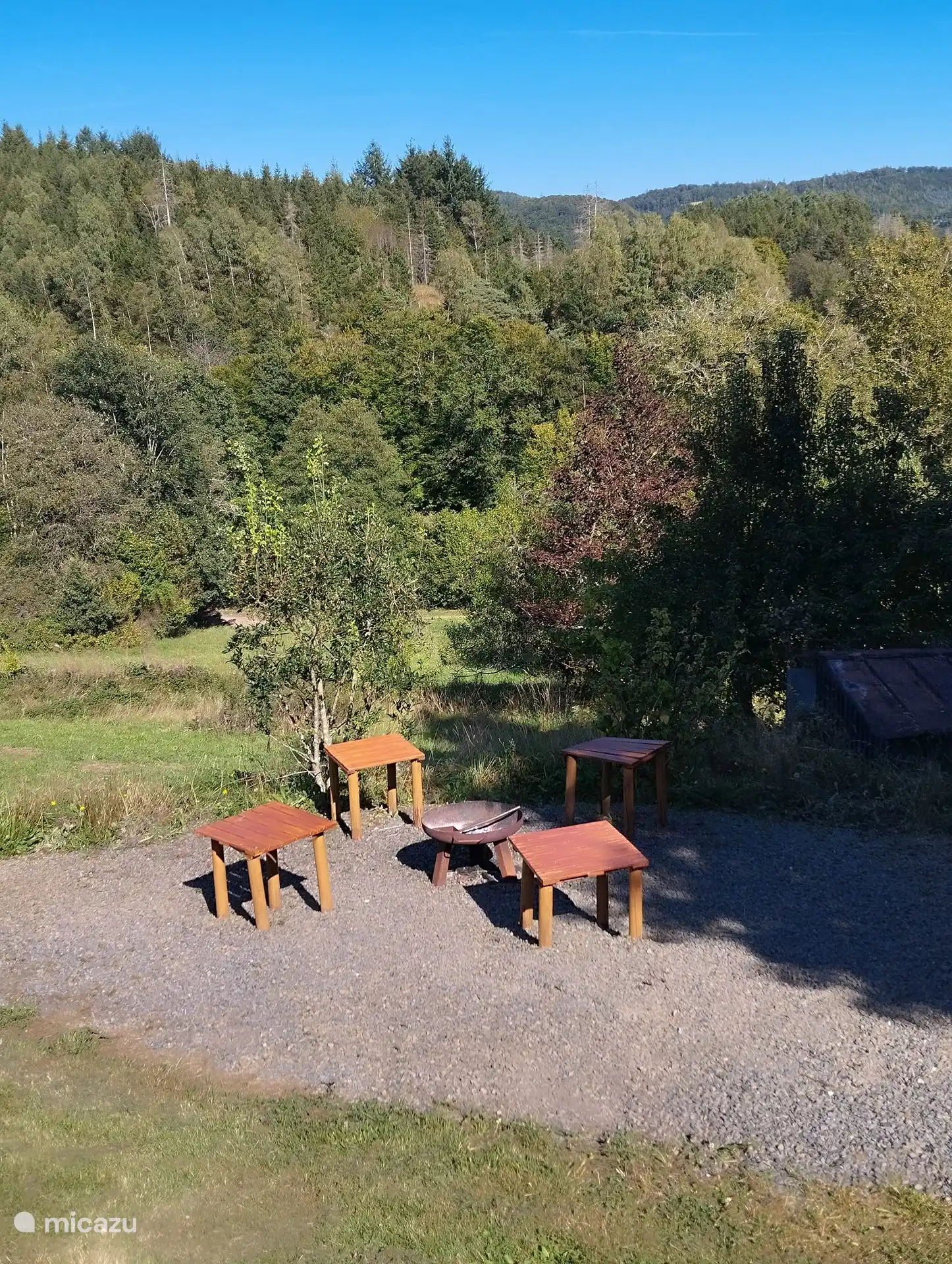 Feuerstelle mit Blick auf die umliegende Natur