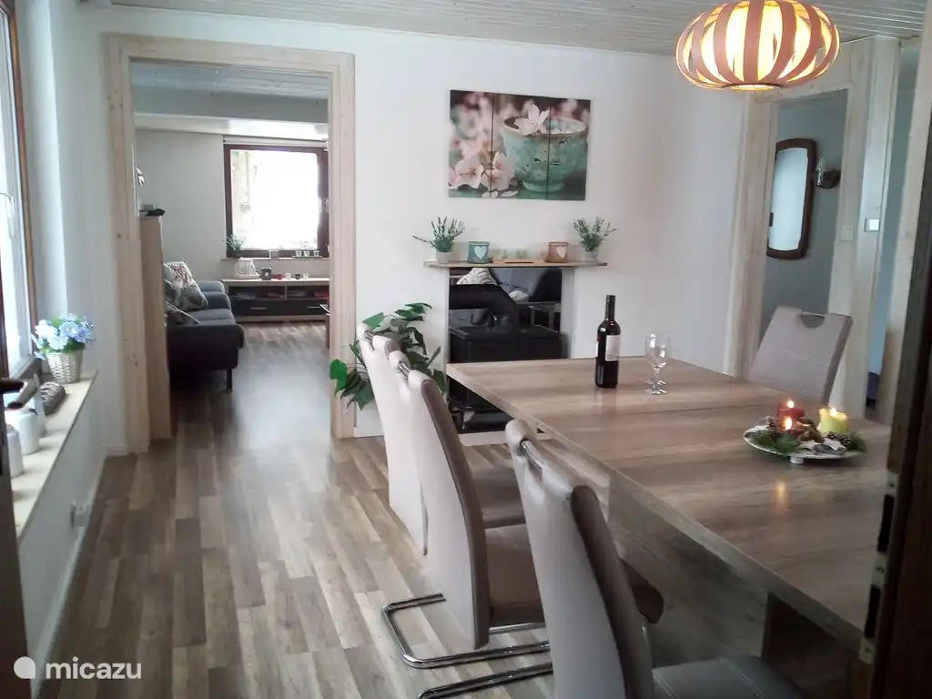 Blick vom Esszimmer auf das Wohnzimmer