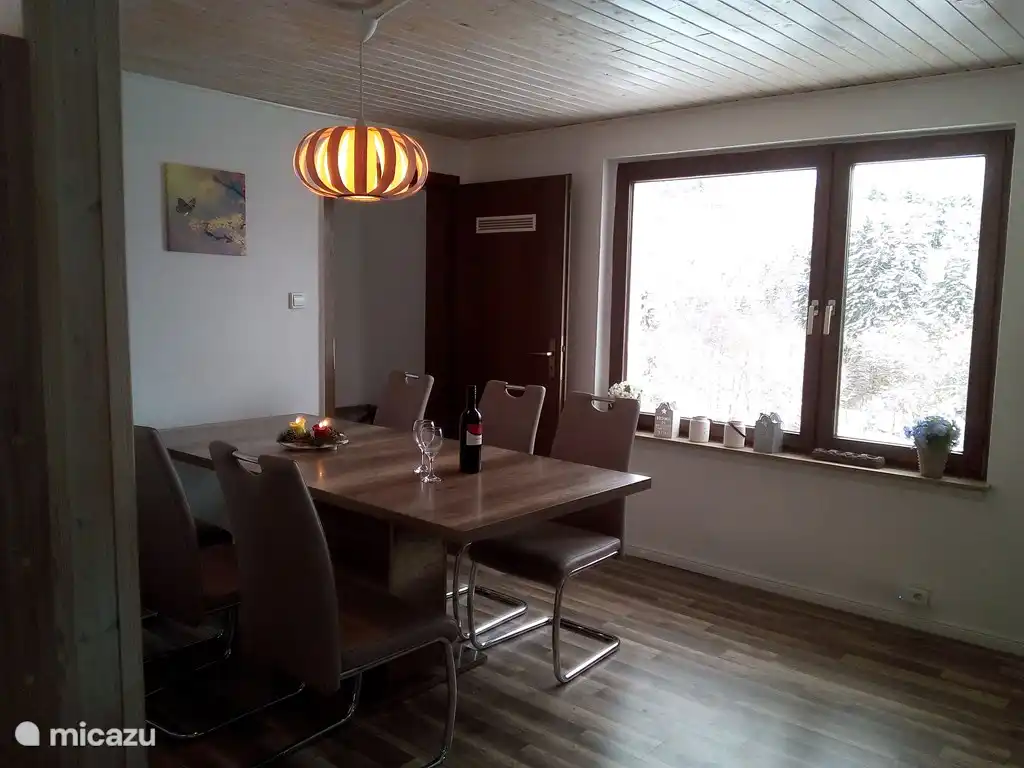 Esszimmer mit großem Esstisch und sechs Stühlen