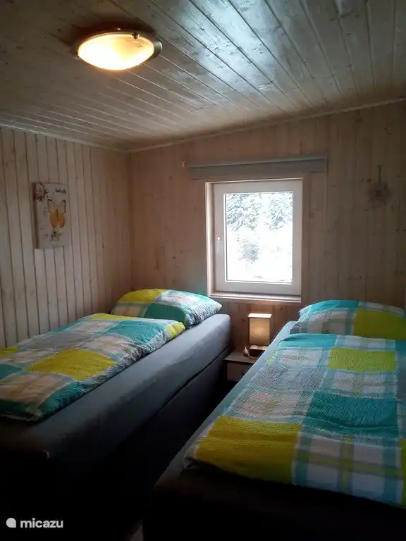 Doppelzimmer im Erdgeschoss mit zwei getrennten Boxspringbetten à 0,9 x 2,0 m, die Betten können auch zusammengeschoben werden