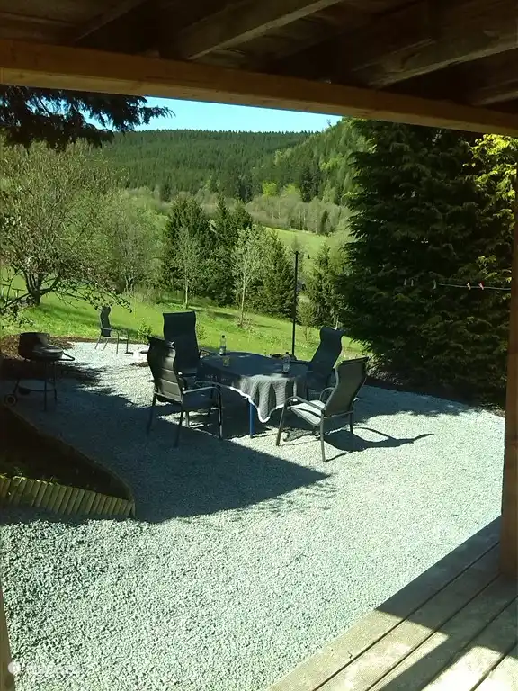 Terrasse hinter dem Haus mit schöner Aussicht