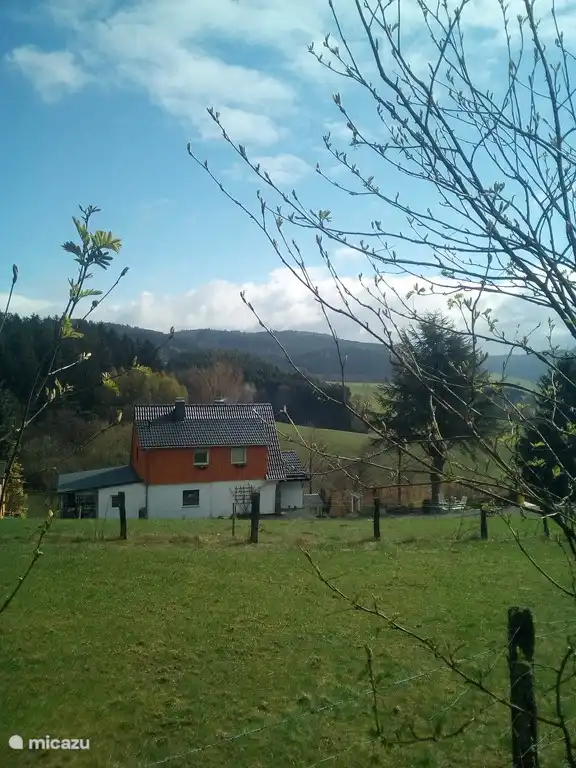 Ferienhaus vom Wanderweg bis zum Wald gesehen