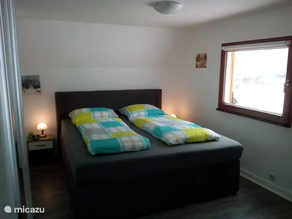 geräumiges Schlafzimmer im Obergeschoss mit bequemem Boxspringbett (1,8 x 2,0 m)